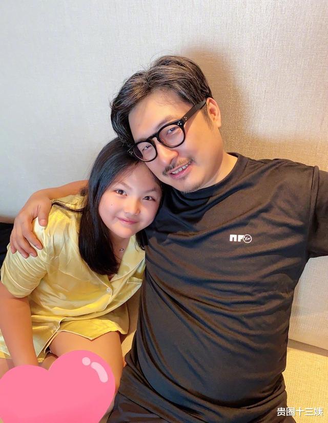 『王诗龄』李湘晒王岳伦父女合照,王诗龄美甲戴昂贵项链,连睡衣都很高级