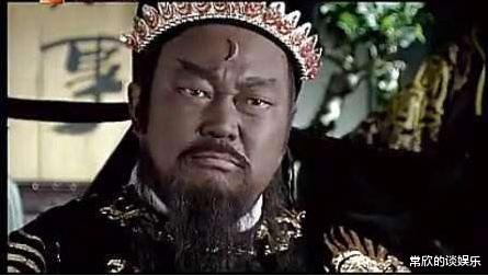 包拯@包拯在死的时候，有位老人在他门前撞死，到底是为何？