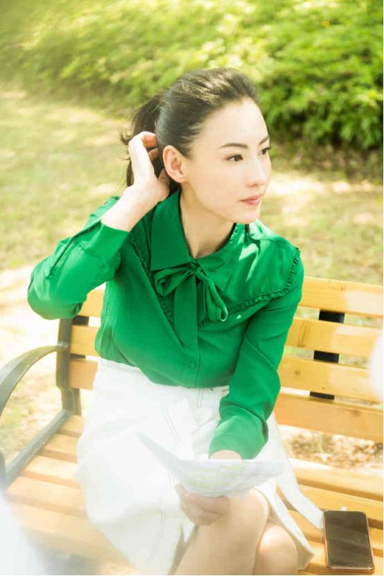 穿衣搭配■张柏芝颜值没啥变化，扎马尾发际线都挺美，穿“职场装”曲线迷人