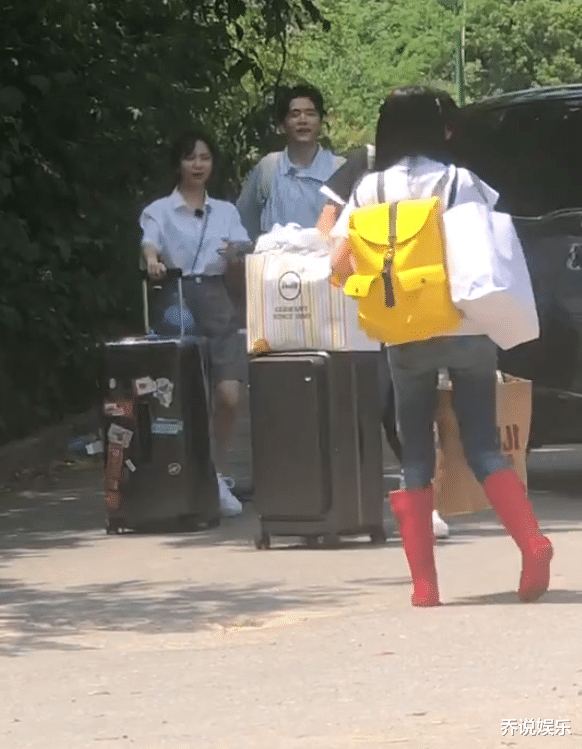 郑爽：张新成和谭松韵同行，眼睛“紧盯”郑爽，看出原因粉丝：大成子也是凡人