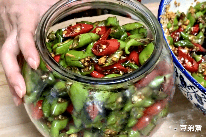 辣椒|入秋后，少吃茄子多吃它，才1块钱一斤，家家户户吃得起，比肉香
