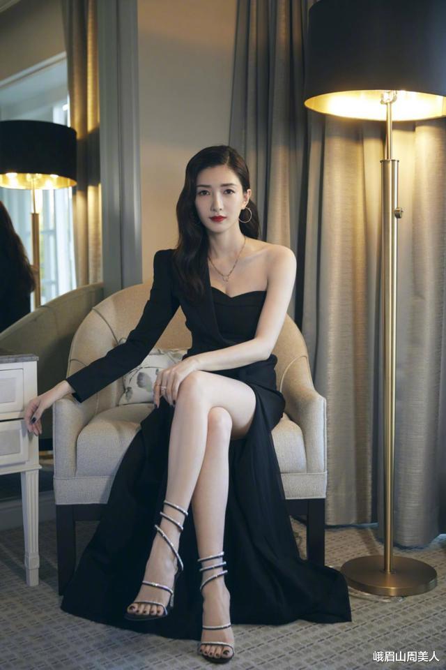 江疏影|?江疏影真是腿精，泡泡袖连衣裙配“玻璃鞋”，红唇白肤让人羡慕