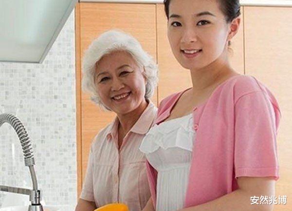 每月给婆婆1800生活费，看望她后，老公打我一巴掌！