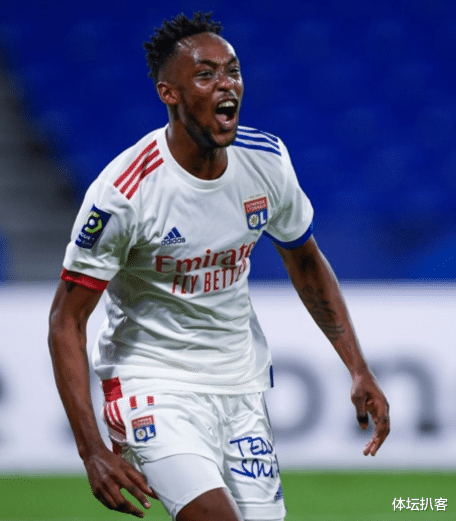 巴塞罗那|3-2!欧冠大黑马踢疯了,4500万巨星独造2球,狠狠打脸巴萨