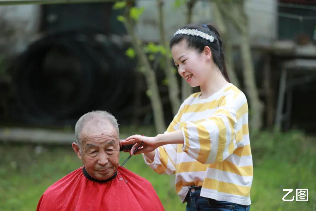 『90后』90后姑娘从小由爷爷养大，13岁扛起全家重担，如今带着爷爷出嫁