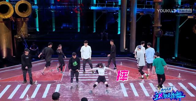 王一|水舞台PK大战，受伤2人退赛1人，4支战队3支战损，观众怒骂没人性