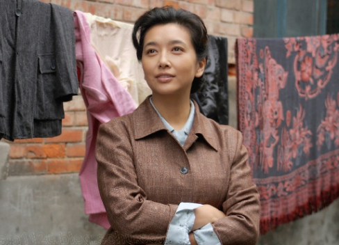 【江珊】高曙光22岁女儿近照，皮肤黝黑不似江珊，无心进入演艺圈