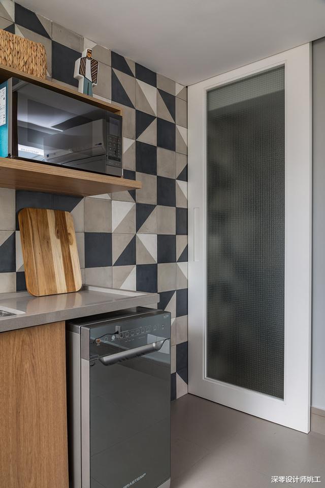 |住顶楼有露台就是好，局部搭玻璃改客餐厅，其余一边烧烤一边花园