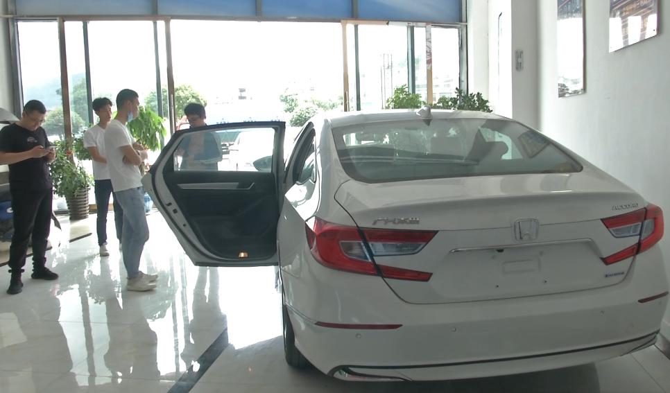 小曾▲贵阳男子图优惠购买了质损车, 结果车顶都被切过！商家：不退不换