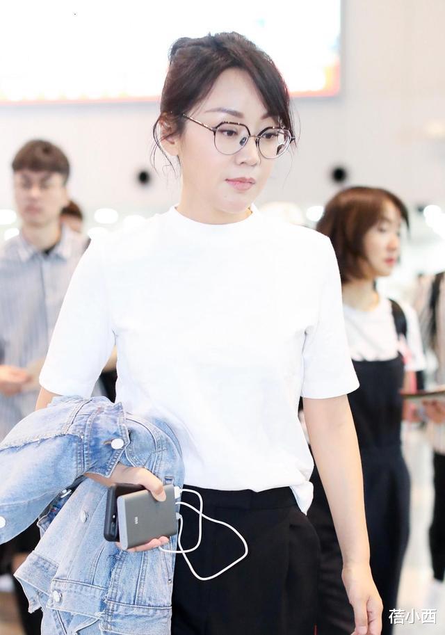「t恤」49岁闫妮真是大妈们自信的源泉，简单白T恤扎个编发马尾，太减龄