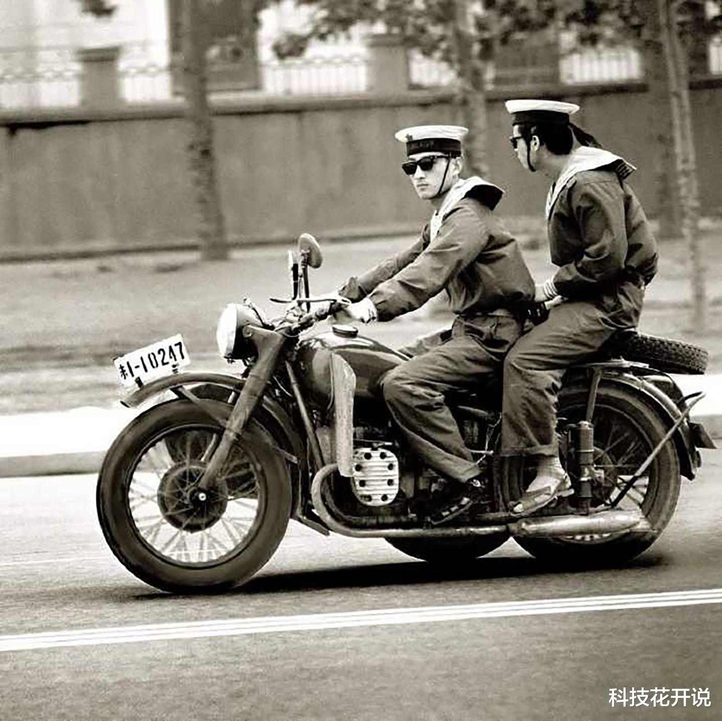 艺伎|历史上过目难忘的瞬间：练倒立的日本艺伎，躺树杈上的梦露，玩蛇的李小龙