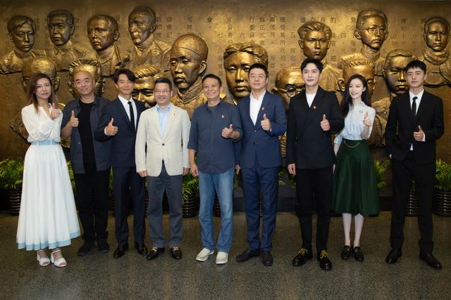 [黄轩]黄轩官宣恋情后首亮相！一袭西装帅气儒雅，刘昊然发福变憨厚土气