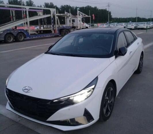 吉利汽车|合资家轿“黑马”来了！1.6升混动+双色车身，售8.99万比思域帅气