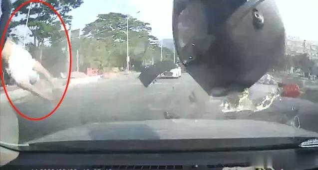 #民警#男子被撞后空中飞了720度，民警为何还要他负全责？