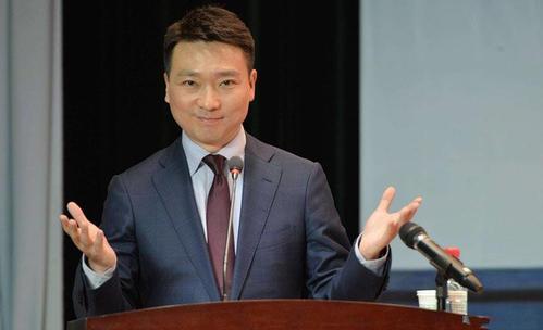 主持人|两人同为央视主持人，台上是伙伴，台下是夫妇，网友们：藏得太深了