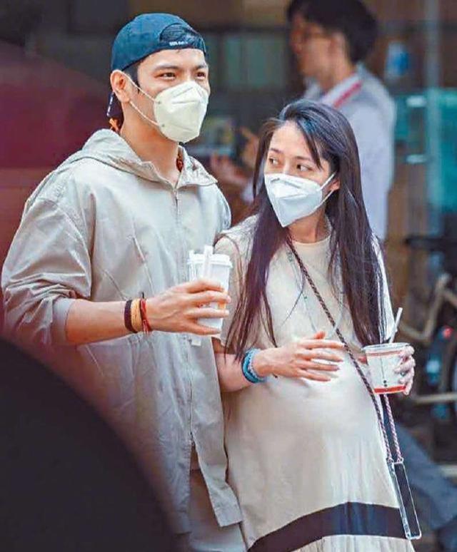 向太|向太喜抱孙女首现身！61岁穿T恤太少女，向华强一身西装超帅气