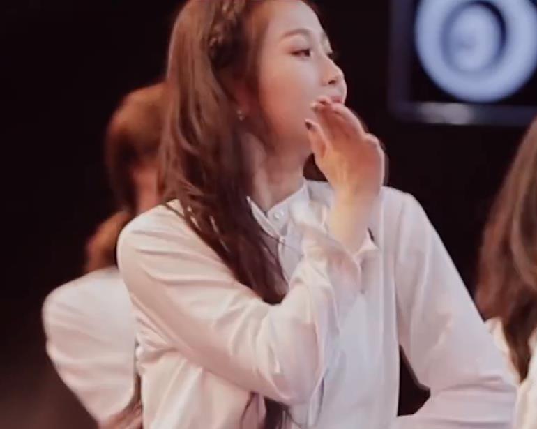 虞书欣@《青你2》虞书欣穿白裙跳舞，当镜头特写，这生图颜值我心动了