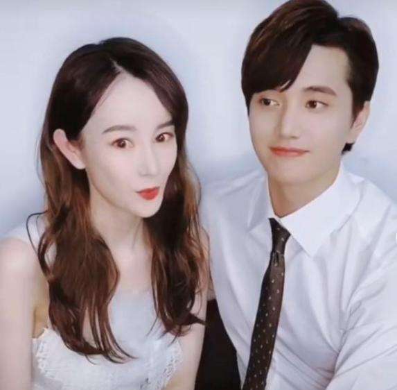 张檬■张檬小五520情侣装撒狗粮，坐男友腿上公主抱，金恩圣偷亲女友超甜