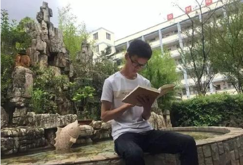 工地|工地上收到录取书的“搬砖少年”，被清华校长点名录取，如今怎样