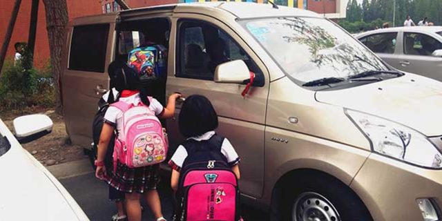 車場有風云 母女倆在服務區吃飯，路人拍照傳到網上，網友：為孩子未來擔心