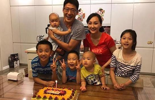 于震晒出自己的豪宅，家里足够一家七口居住，门口还有超大院子