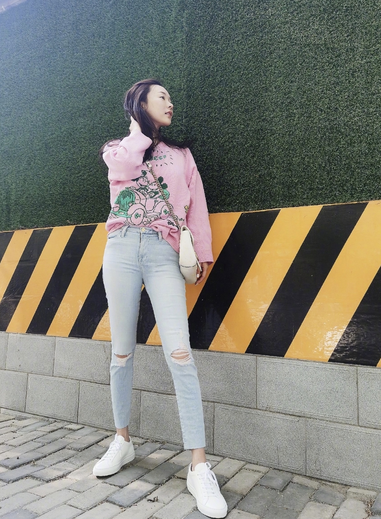 #牛仔裤#霍思燕终于瘦了！穿粉色卫衣配浅色牛仔裤春夏感十足，颜值也回春