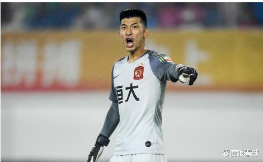 「广州恒大」恒大四战深圳佳兆业首发11人浮出水面：四大归化球员领衔中轴线，新队长坐镇中场