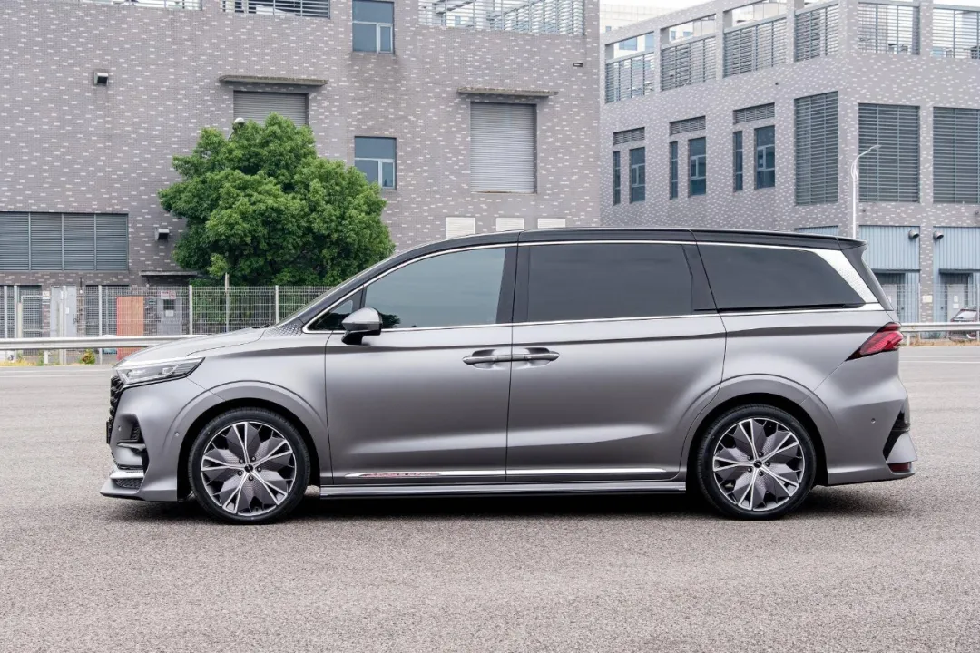 荣威@霸气不输埃尔法，国产全新7座车荣威iM8实拍，颜值能打