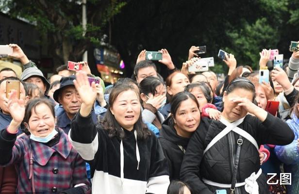 乙图|万人送别救人牺牲的民警,31岁尚未成亲,失独父母哭成泪人