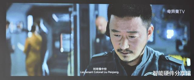 投影仪|白天也能吃鸡看大片，效果媲美万元激光电视，坚果J9投影仪体验