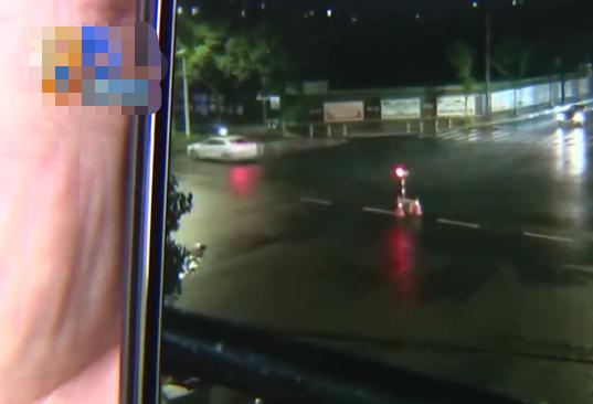 「盗窃罪」用电太贵，发现电表连着红绿灯！相关部门：接错线，已退4600元