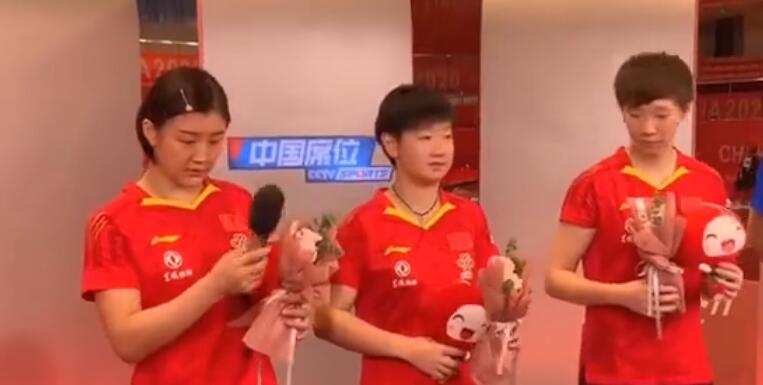 巴布亚新几内亚|王曼昱闹乌龙！拿反花束笑弯了腰，陈梦试话筒一脸迷惑逗笑众人