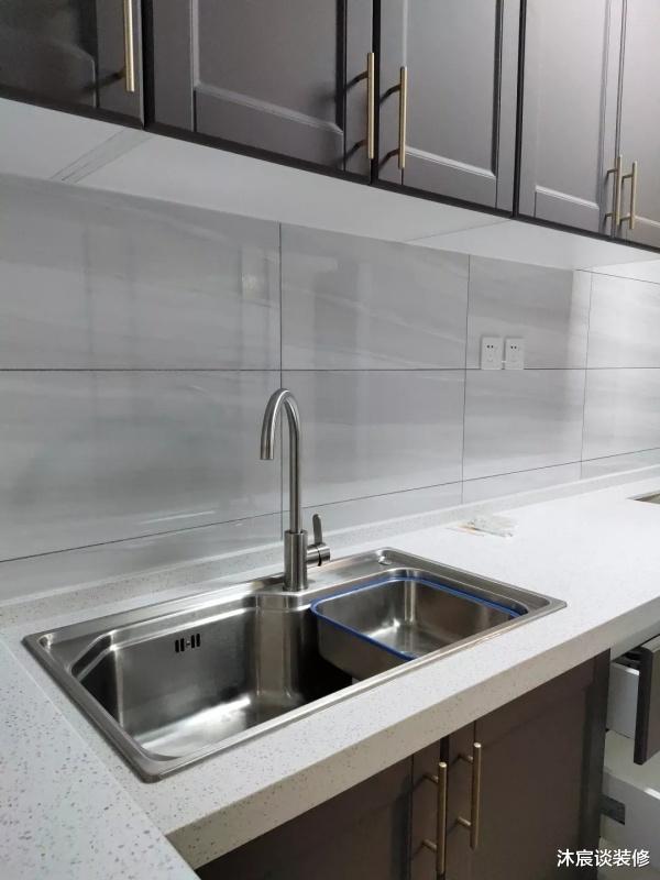 『』她家很简单，灰色瓷砖+大白墙不做吊顶，搭配好软装饰更锦上添花