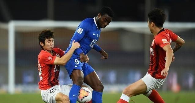 邵璞亮|0-0!上港猛攻无奈邵璞亮神勇,点球被取消,佩雷拉怒了