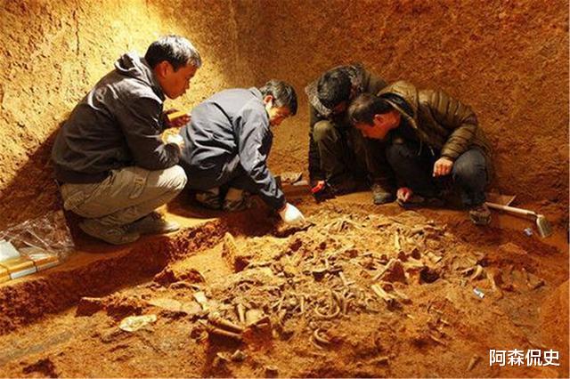 后宫史|皇帝驾崩过后，陪葬的妃嫔双腿总是分开的，她们死前经历了什么？