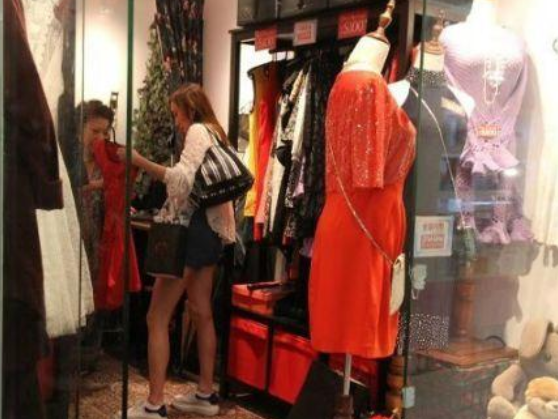 张柏芝：女港星与富豪离婚后，节俭只买百元裙子，之前与张柏芝弟弟拍拖9年