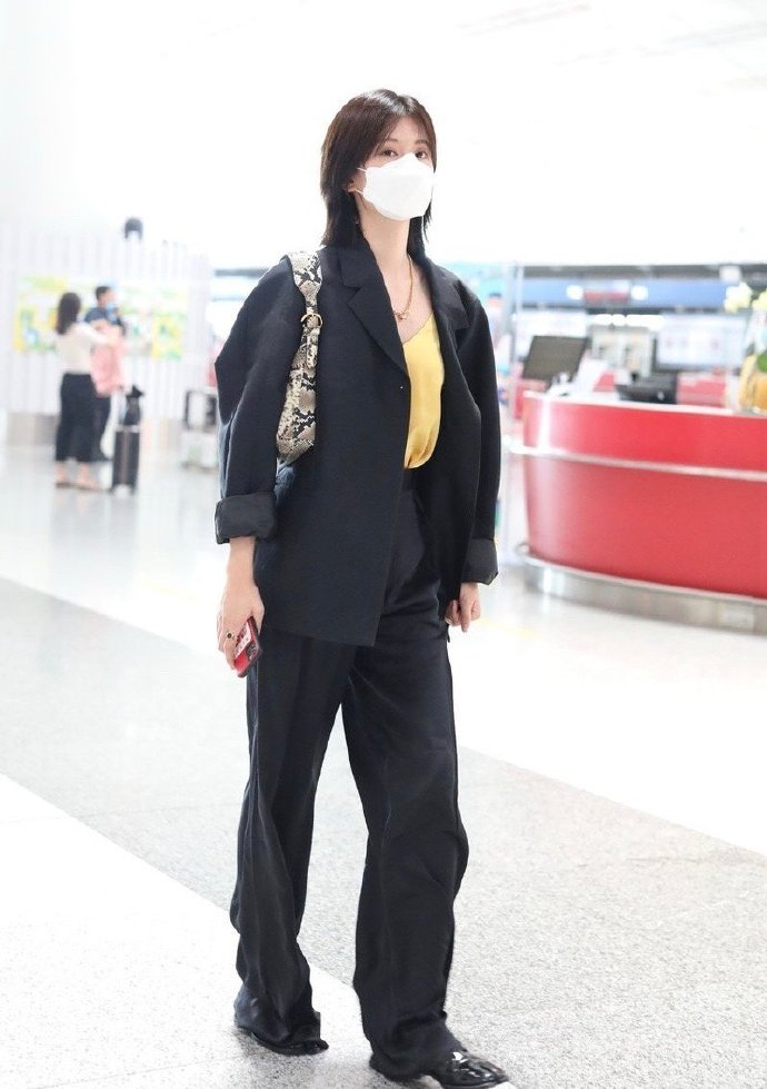 西装▲乔欣换一种穿搭风格真好看，黑色西服搭配阔腿裤，干练又时髦