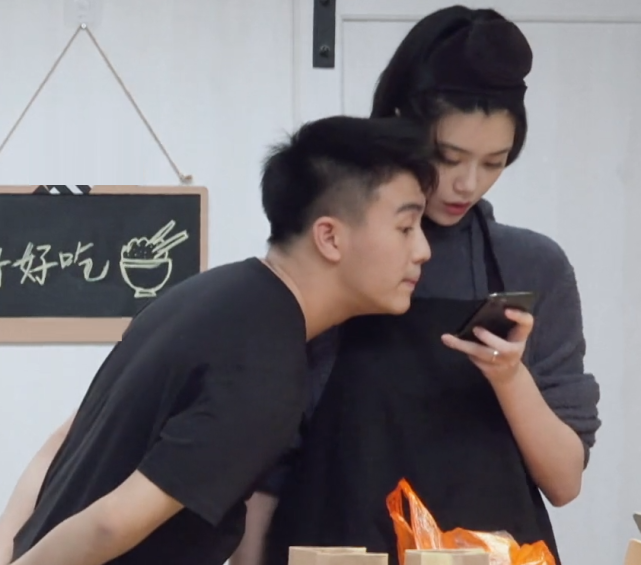 何猷君|奚梦瑶何猷君赖床，节目组三番两次公布卧室画面，床尾物品不打码合适吗