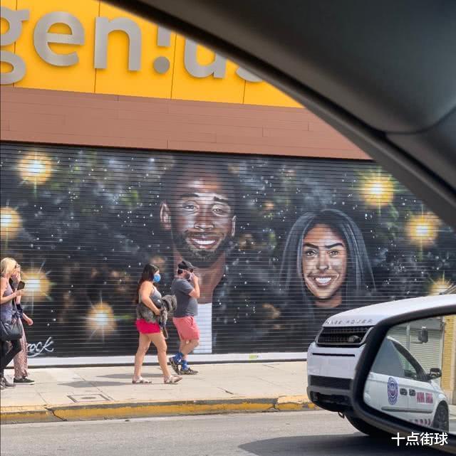 「玛利亚」库里再游行狂喊特朗普滚蛋!洛杉矶遭打砸抢烧,唯独科比壁画无损