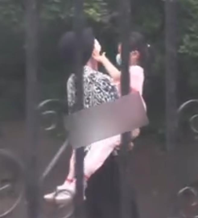 贾乃亮|明星欢乐过六一，贾乃亮李小璐为女儿同框，甜馨熊抱贾乃亮太有爱