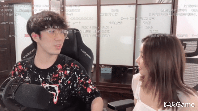 #韩懿莹#miss深夜拜访骚男,在骚男直播间同框出镜,满弹幕都是在一起