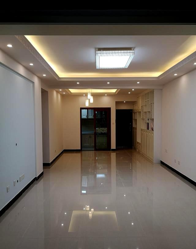 「」墙面不贴瓷砖，老婆坚持在新家打满柜子，这也太抢眼了吧