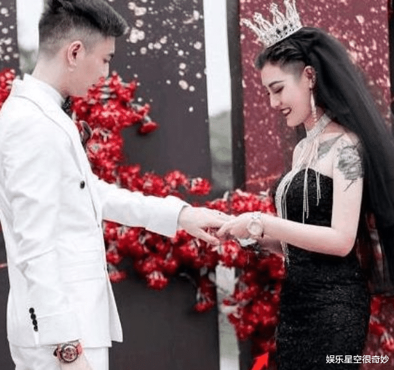『』谁还记得当年的黑婚纱新娘？曾自曝已经找到幸福，如今却认不出
