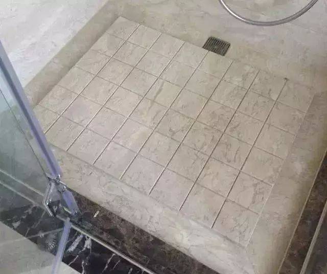 []头一次见有人淋浴房装这种地面，下水快又防滑，后悔入住才察觉