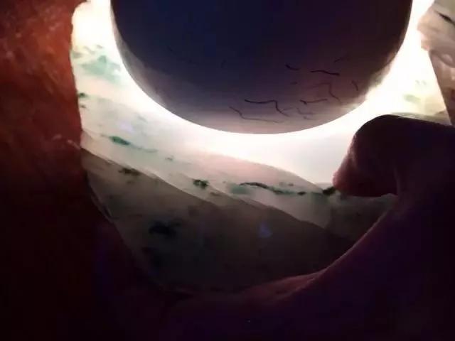 【翡翠】裂成狗的“烂翡翠”,居然切出两套高冰飘花,暴涨数十倍