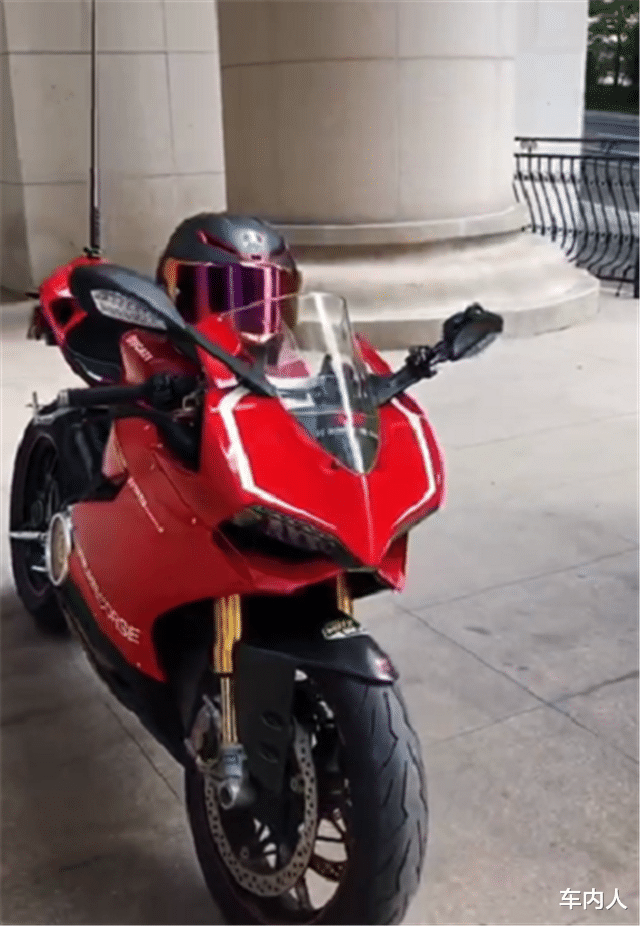 杜卡迪：34万杜卡迪加装钓竿，排量1198CC，全车法兰红，出门适合垂钓