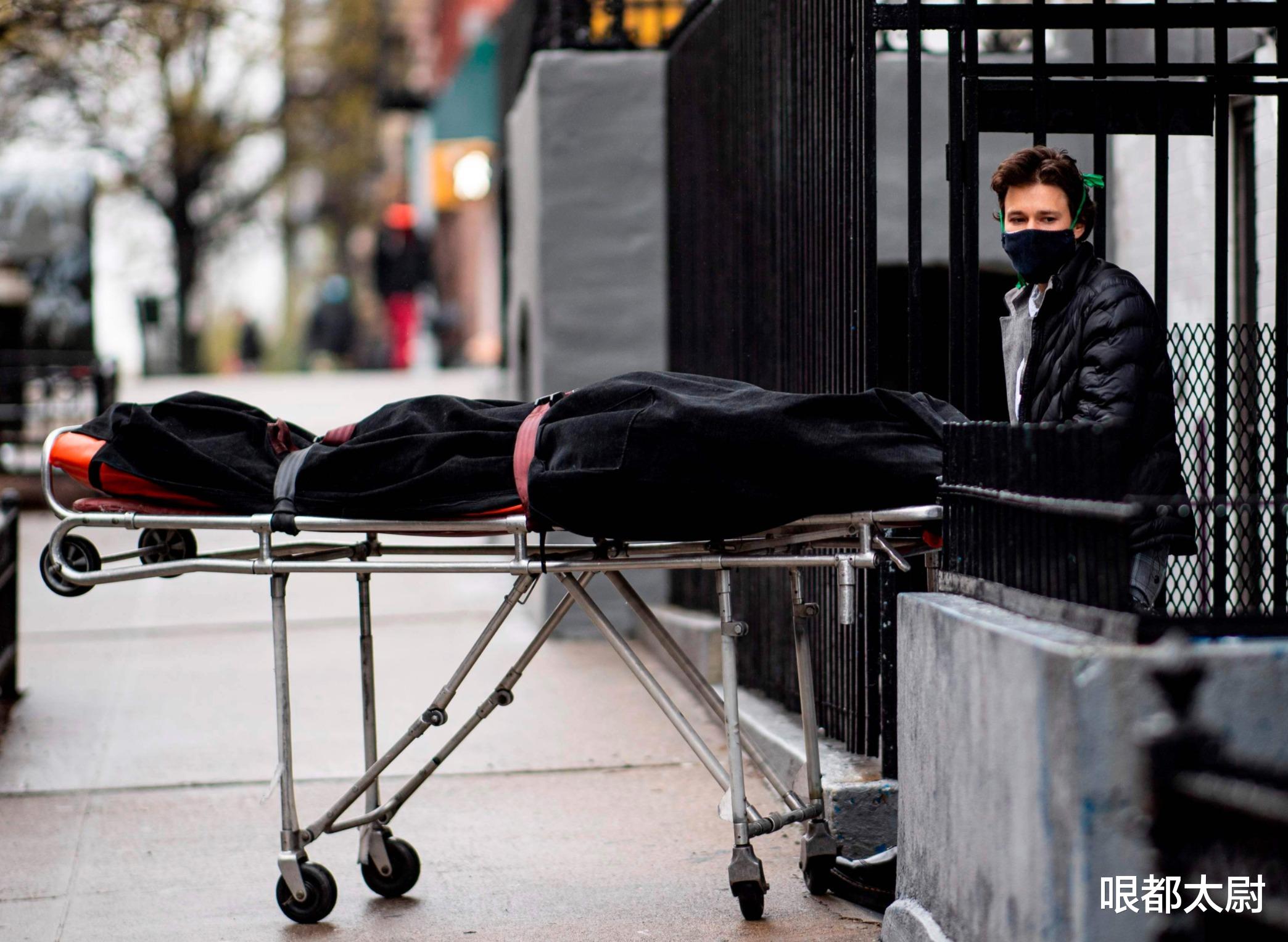 「纽约」8具尸体堆地面，殡仪馆变屠宰场！美国纽约1.8万死亡，谁比谁惨？