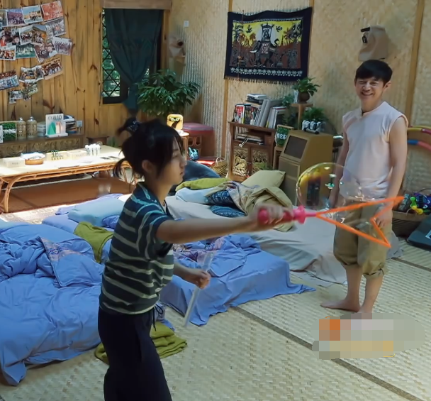 「彭昱畅」彭彭找张子枫下棋还要钱,妹妹不肯,何老师一句话圆场,彭彭沉默