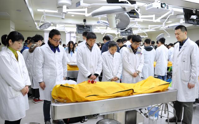 高校|女生就业8个医学专业：“就业满意”指数排行榜！最幸福专业却是“它”！