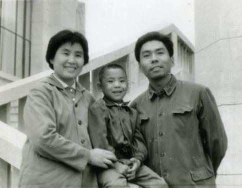 屠洪刚■宁愿与丈夫离婚，也要嫁给小10岁屠洪刚的方舒，如今怎么样了？